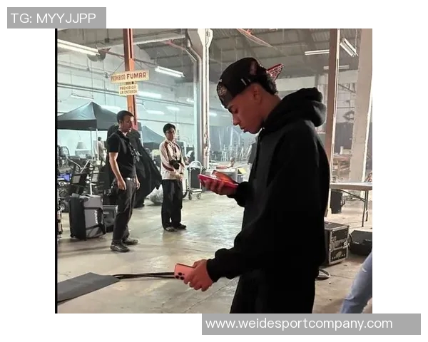 前女友与亚马尔分手后被拍到与知名博主共度派对时光